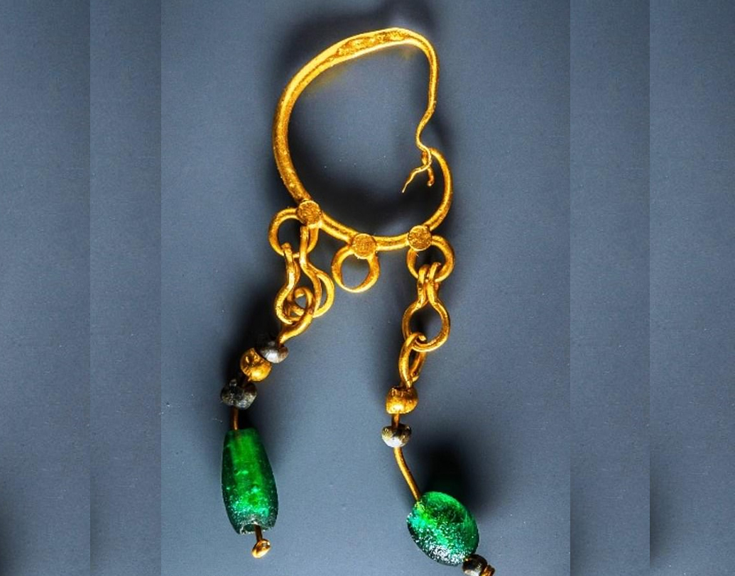 সমুদ্রের ১৫০ ফুট গভীরে দেখা মিলল দু’হাজার বছরের পুরনো শহরের মন্দির, বিভিন্ন মূর্তির। পাওয়া গেল ৬৪টি প্রাচীন নৌকা যা বাসনপত্র, সোনার মুদ্রা ও গয়নাগাটিতে পরিপূর্ণ। ২০০০ সালে প্রথম এই শহরের খোঁজ পান একদল মেরিন আর্কিওলজিস্ট। এর পর উদ্ধারকার্য শুরু হয়, যা আজও চলছে।