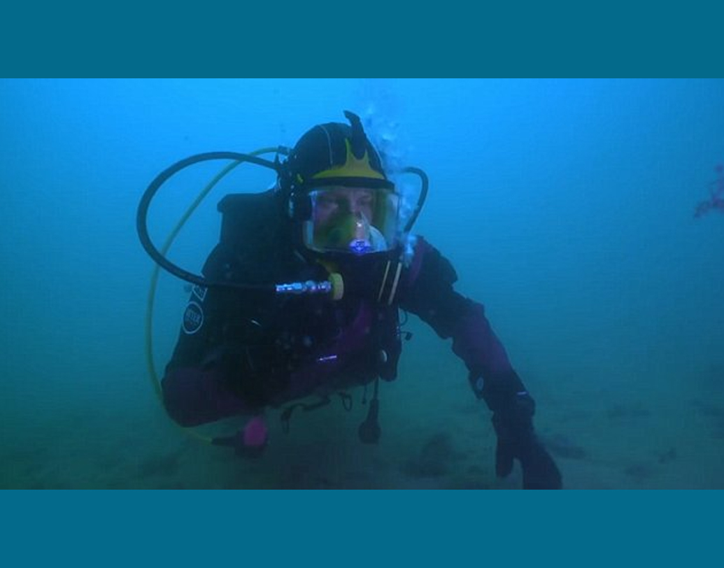 গবেষক ফ্রাঙ্ক গোডিও তাঁর সহকারীদের নিয়ে মিশরীয় উপকূলে ১৮ শতাব্দীর ফরাসি যুদ্ধজাহাজের খোঁজ চালাচ্ছিলেন। এই সময়েই তাঁরা একটি বিরাট পাথর দেখতে পান। একে একে খুঁজে পাওয়া যায় আরও পাঁচটি পাথরের। এই পাথরের নীচেই চাপা পড়েছিল হারিয়ে যাওয়া শহর।