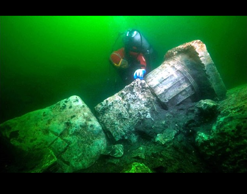 আজ থেকে প্রায় দু’হাজার সাতশো বছর আগে এই শহরের প্রতিষ্ঠা হয়েছিল। এই শহরটি সেই সময়ে ভূমধ্যসাগরীয় বাণিজ্যের মূলকেন্দ্র ছিল। সমগ্র শহরটিই জলের উপর অবস্থিত হওয়ায় বাড়ি থেকে মন্দির, দোকানপাট— নৌকাই ছিল যাতায়াতের মূল মাধ্যম। সেতুও ছিল পায়ে হেঁটে যাওয়ার জন্য।