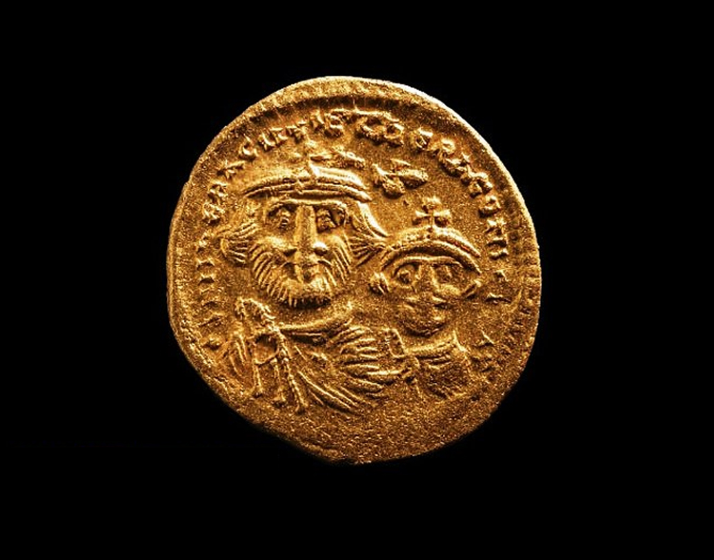 সমুদ্রের তলা থেকে উদ্ধার হওয়া মুদ্রাগুলি দেখে আন্দাজ করা হচ্ছে, খ্রিস্টপূর্ব ৩০ শতাব্দীতে ব্যবহৃত হত এই ধরনের মুদ্রা। ব্রোঞ্জের মুদ্রাগুলি রাজা টলেমির সময়কালের। গবেষকদের আন্দাজ, বাইজেন্টাইন সাম্রাজ্যের সূচনা অবধি এই শহরে বসবাস ছিল মানুষের।