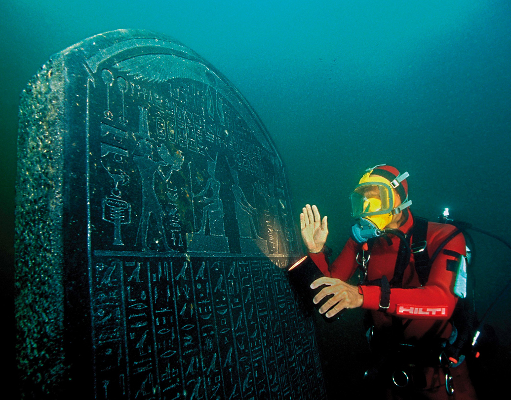 হেরাক্লিওন শুধু বাণিজ্যকেন্দ্র হিসাবেই উল্লেখযোগ্য ছিল না, এর মন্দিরটিও ঐতিহ্য বহন করে। মিশরীয় ঈশ্বর আমুন-গেরেবের মন্দির ছিল এই শহরে। রাজবংশের যে কোনও শুভ কাজের সূচনা হত এই মন্দিরে আরাধনা করে। রানি ক্লিওপেট্রাও এই মন্দিরে নিয়মিত যেতেন বলে জানা যায়।