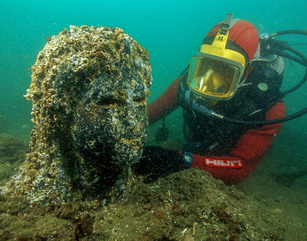 ১৯৩৩ সালে আবুকির উপর দিয়ে উড়ে যাওয়ার সময় আরএএফ কমান্ডার প্রথম লক্ষ করেন, জলের নীচে কোনও কিছুর রেখা দেখা যাচ্ছে। ইতিহাসবেত্তারা মনে করেন, এটি হয়তো থনি বা হেরাক্লিওন-এর মধ্যে কোনও একটি শহর হবে। পরে জানা যায় থনি এবং হেরাক্লিওন, দু’টি শহর একই।