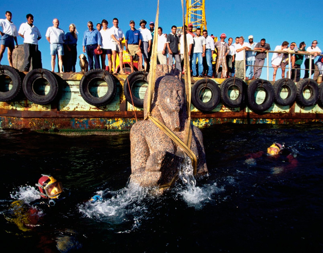 বছর পনেরো ধরে উদ্ধারকাজ চালিয়ে গবেষকরা ৬৪টি  জাহাজ, ৭০০টি নোঙর, ১৬ ফুট উচ্চতার দু’টি মূর্তি, প্রচুর সোনার গয়না, ব্রোঞ্জের মুদ্রা পান। মিশরীয় দেবতা আমুন-গেরেবের মন্দিরে ভাঙা অংশও উদ্ধার হয়।