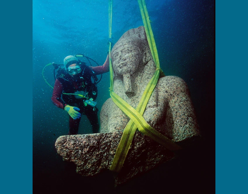 উদ্ধারকাজের জন্য পুরাতত্ববিদরা প্রথমে ব্যবহার করেন ‘সাইড স্ক্যান সনার’-এর, যা সমুদ্রের শব্দতরঙ্গ আন্দাজ করে নির্দিষ্ট জায়গা নির্ধারণ করতে সাহায্য করে। সমুদ্রের তলায় উদ্ধারকার্যের মূল জায়গাটি নির্দিষ্ট হলে একে একে সমুদ্রের নীচে চাপা পড়ে থাকা প্রাচীন মূর্তি ও গয়নাগাটি তুলে আনেন।