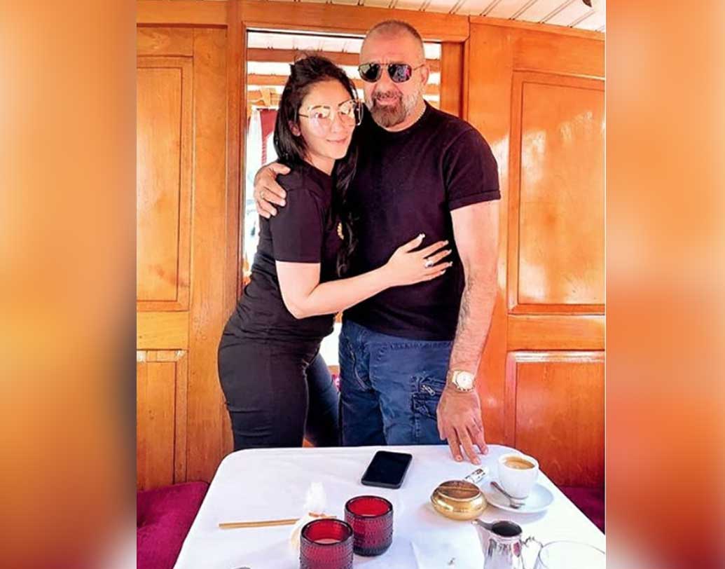 তবে মান্যতা, সঞ্জয়ের তৃতীয় পক্ষের স্ত্রী। তাঁর প্রথম স্ত্রী ছিলেন রিচা শর্মা। দু’জনে বিয়ে করেছিলেন ১৯৮৭ সালে। ১৯৯৬ সালে রিচা মারা যান ব্রেন টিউমারে আক্রান্ত হয়ে। ১৯৯৮ সালে সঞ্জয় বিয়ে করেন রিয়া পিল্লাইকে। সেই বিয়ের স্থায়িত্ব ছিল ২০০৮ অবধি। এরপর  নতুন সংসার মান্যতাকে নিয়ে।