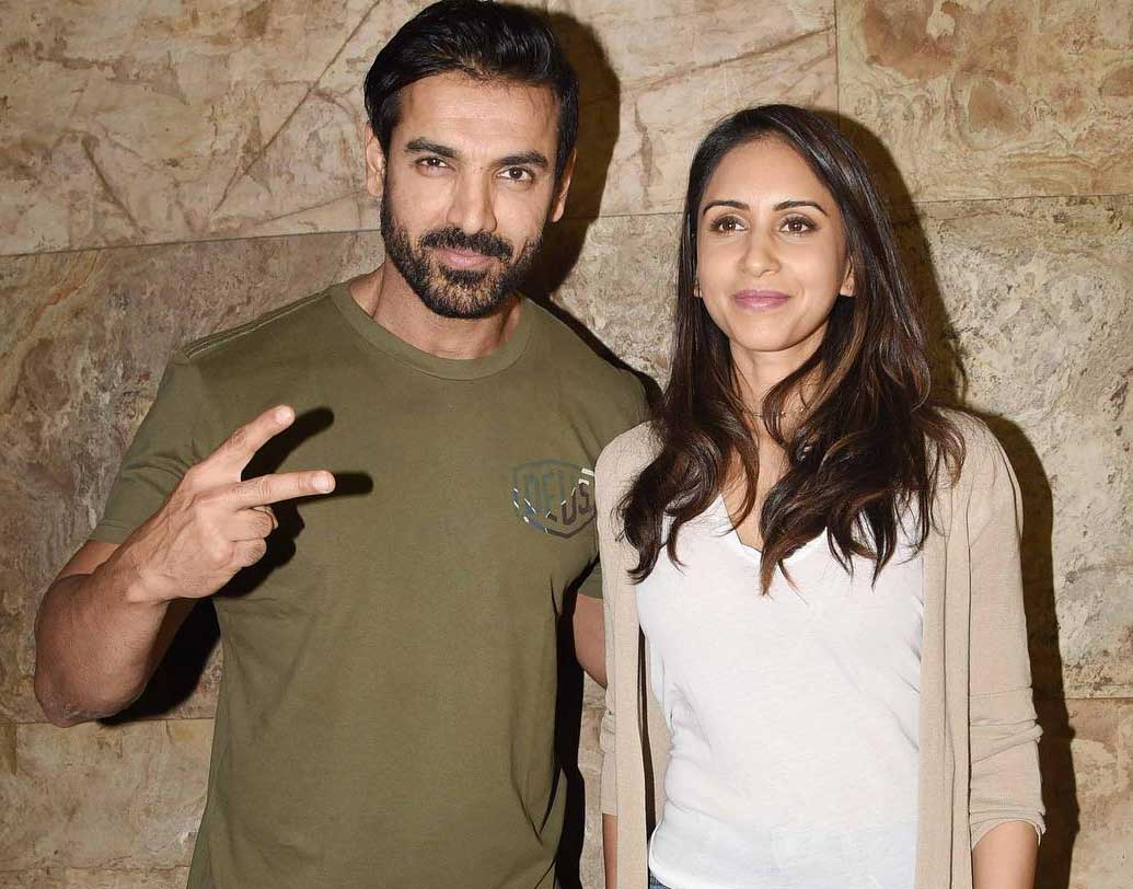 বিপাশা বসুর সঙ্গে প্রেম ভাঙার পরে অনেকদিন একাই ছিলেন জন আব্রাহাম। তারপর বিয়ে ফিল্ম ইন্ডাস্ট্রি থেকে বহু দূরে থাকা প্রিয়া রঞ্চলকে। ২০১৪ সালে দু’জনে বিয়ে করেন  ঘরোয়া অনুষ্ঠানে।