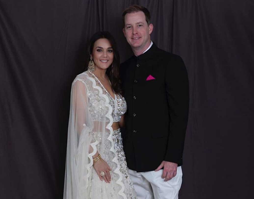 অতীতে নেস ওয়াদিয়ার সঙ্গে দীর্ঘদিন সম্পর্ক ছিল প্রীতির। কিন্তু সেই প্রেম ভেঙে যায়। পুরনো সম্পর্কের ছায়া পড়েনি প্রীতির দাম্পত্যে।