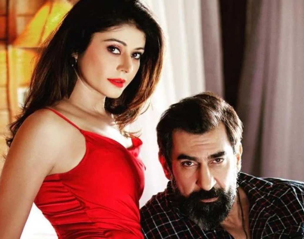 অভিনেত্রী পূজা বাত্রা প্রথম বিয়ে করেছিলেন  ২০০২  সালে। প্রথম পক্ষের স্বামী ছিলেন আমেরিকার অর্থোপেডিক সার্জেন সনু অহলুওয়ালিয়া। সেই বিয়ে ভেঙে যায় ২০১১ সালে।