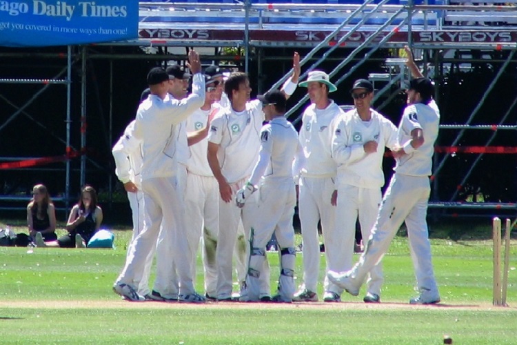 নিউজিল্যান্ড: টেস্ট ক্রিকেটে লজ্জাজনক এক রেকর্ড রয়েছে নিউজিল্যান্ডের। সর্বনিম্ন রানের তালিকায় প্রথমে রয়েছে কিউয়িরা। ১৯৫৫-র ২৫ মার্চ নিজেদের দেশেই ইংল্যান্ডের বিরুদ্ধে ২৬ রানে অলআউট হয়ে যায় ব্ল্যাক ক্যাপস্‌রা। সর্বনিম্ন রানের তালিকায় প্রথম স্থানে রয়েছে তারাই।