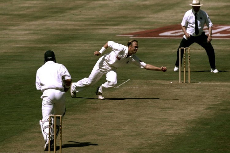 দক্ষিণ আফ্রিকা: বিশ্ব ক্রিকেটে চোকার্স বলে দুর্নাম রয়েছে জন্টি রোডসদের। টেস্টেও বহু বার মুখ থুবড়ে পড়েছে দক্ষিণ আফ্রিকার ব্যাটিং লাইনআপ। ১৩ই ফেব্রুয়ারি, ১৮৯৬— ইংল্যান্ডের বিরুদ্ধে ৩০ রানে গুটিয়ে যায় প্রোটিয়াদের ইনিংস। এর পরেও বহু বার বিশ্রী ভাবে শেষ হয়েছে দক্ষিণ আফ্রিকার ইনিংস। তালিকার দ্বিতীয় থেকে পঞ্চম স্থান দখল করে আছে তারা।