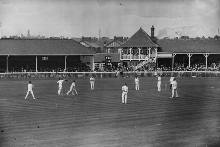 অস্ট্রেলিয়া: বাইশ গজে দাপিয়ে বেড়ানো অজিরাও ব্যাটিং বিপর্যয়ের মুখে পড়েছে বহু বার। টেস্টে একটা সময়ে এক নম্বরে থাকা অস্ট্রেলিয়ার ব্যাটিং ১৯০২-এর ২৯ মে  ইংল্যান্ডের বিরুদ্ধে বার্মিংহ্যামে ৩৬ রানে শেষ হয়ে যায়। টেস্ট ক্রিকেটের ইতিহাসে এটাই ষষ্ঠ সর্বনিম্ন রান।
