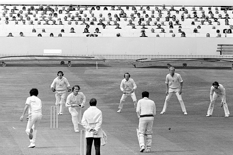 ইংল্যান্ড: ১৮৮৭-র ২৮ জানুয়ারি সিডনিতে অস্ট্রেলিয়ার বিরুদ্ধে সর্বনিম্ন রান করেন ইংলিশ ব্যাটসম্যানরা। মাত্র ৪৫ রানেই শেষ হয়ে যায় ইংল্যান্ডের ইনিংস।