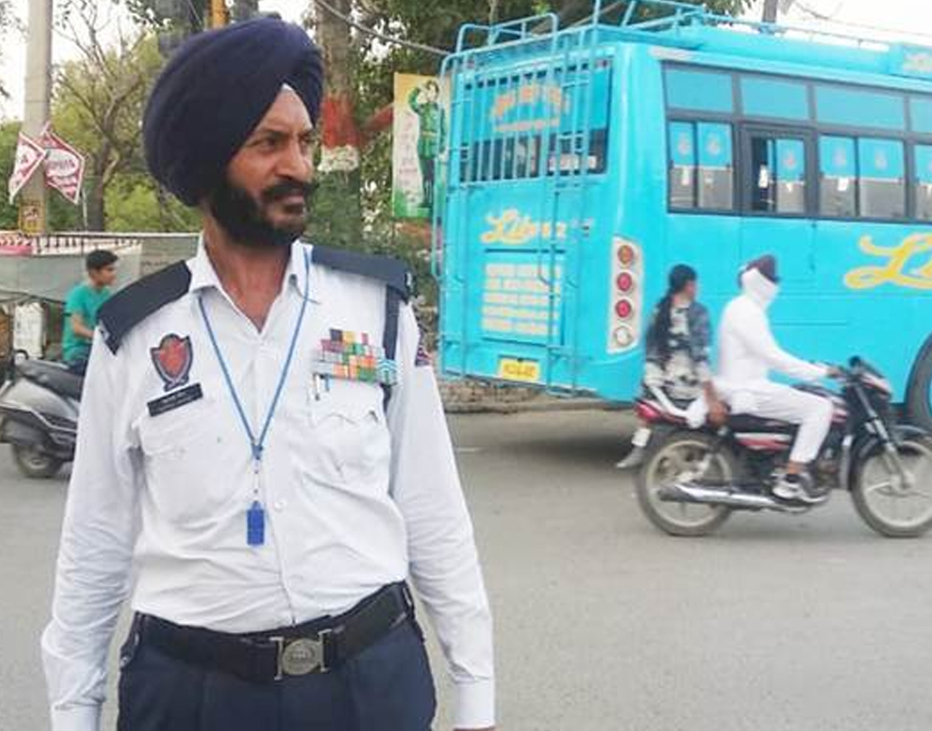 পঞ্জাবের সংগ্রুর জেলায় ভবানীগড় একটা ছোট্ট  শহর। তার রাস্তায় যানবাহন সামলান সতপাল। কাছে গিয়ে তাঁর উর্দিতে চোখ রাখলে দেখা যায় মেডেল রিব্যান্ডের সারি। তার মধ্যে একটি তারা অর্ধেক নীল, অর্ধেক কমলা। অর্থাৎ তিনি ‘বীরচক্র’ সম্মানে ভূষিত।
