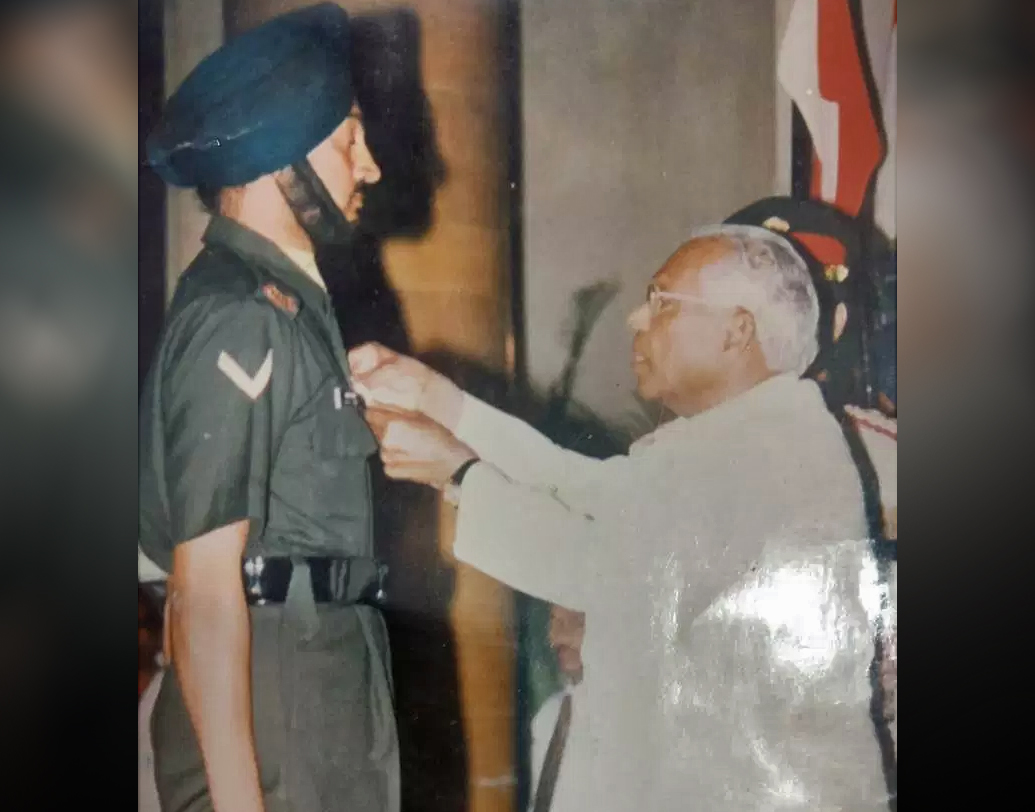 পঞ্জাব পুলিশের কনস্টেবল, ‘বীরচক্র’ সতপাল সিংহ আজ থেকে কুড়ি বছর আগে ছিলেন কার্গিল যুদ্ধের সেনা। টাইগার হিল শৃঙ্গ অভিযানের অন্যতম সদস্য সতপালের হাতে প্রাণ গিয়েছিল ক্যাপ্টেন কারনাল শের খান-সহ মোট চার জন পাকিস্তানি সেনার।