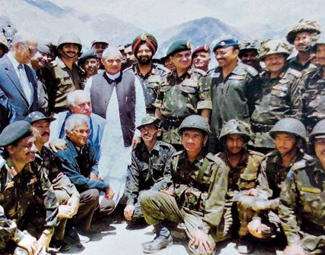 সতপাল সিংহর সেনাবাহিনীর চাকরি শেষ হয় ২০০৯ সালে। পরের বছর তিনি যোগ দেন পঞ্জাব পুলিশে। তাঁর আক্ষেপ, তিনি ‘বীরচক্রের’ যোগ্য ও প্রাপ্য সম্মান পাননি। পুলিশে যোগ দিয়েছিলেন এক্স সার্ভিসম্যান কোটায়। এখন তিনি হেড কনস্টেবল।