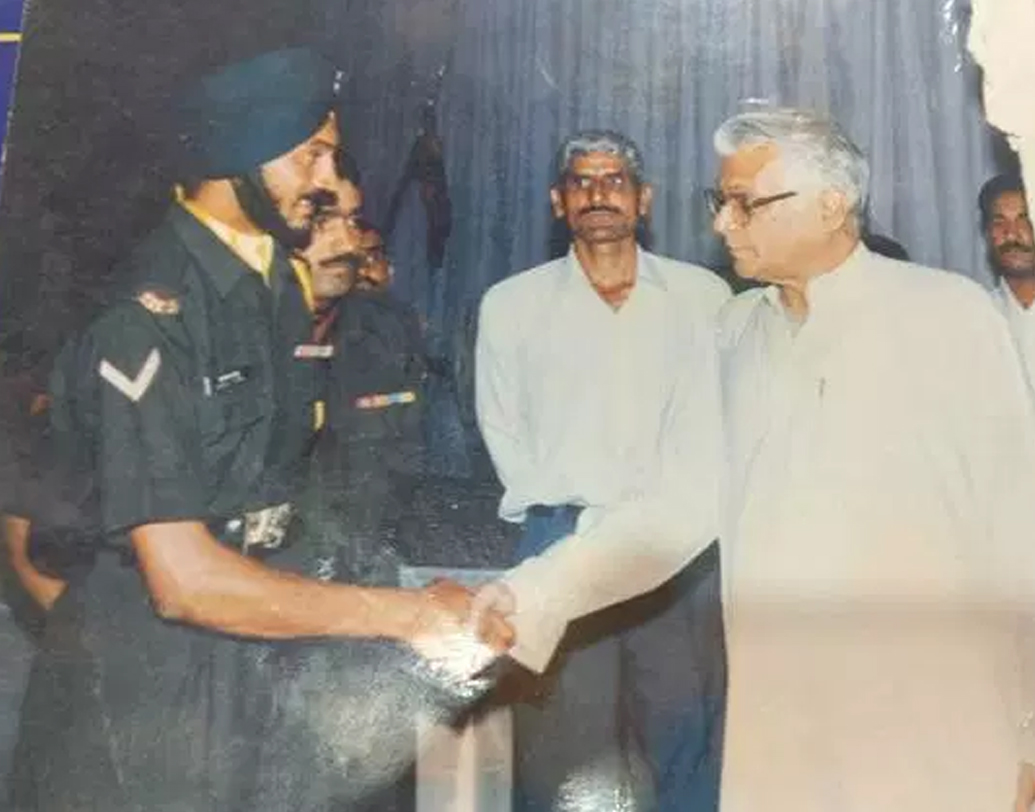 সতপাল সিংহের আক্ষেপ, ক্রীড়জগতের পদকজয়ীদেরও তাঁর থেকে উঁচু পদ দেওয়া হয়। তাঁর হাতে নিহত পাকিস্তানি সেনা ভূষিত হয়েছে সে দেশের সাহসিকতার সর্বোচ্চ সম্মানে। কিন্তু তিনি নিজে এখন হেড কনস্টেবল। কাজের ফাঁকে দীর্ঘশ্বাস পড়ে ৪৬ বছর বয়সী প্রাক্তন সেনার।