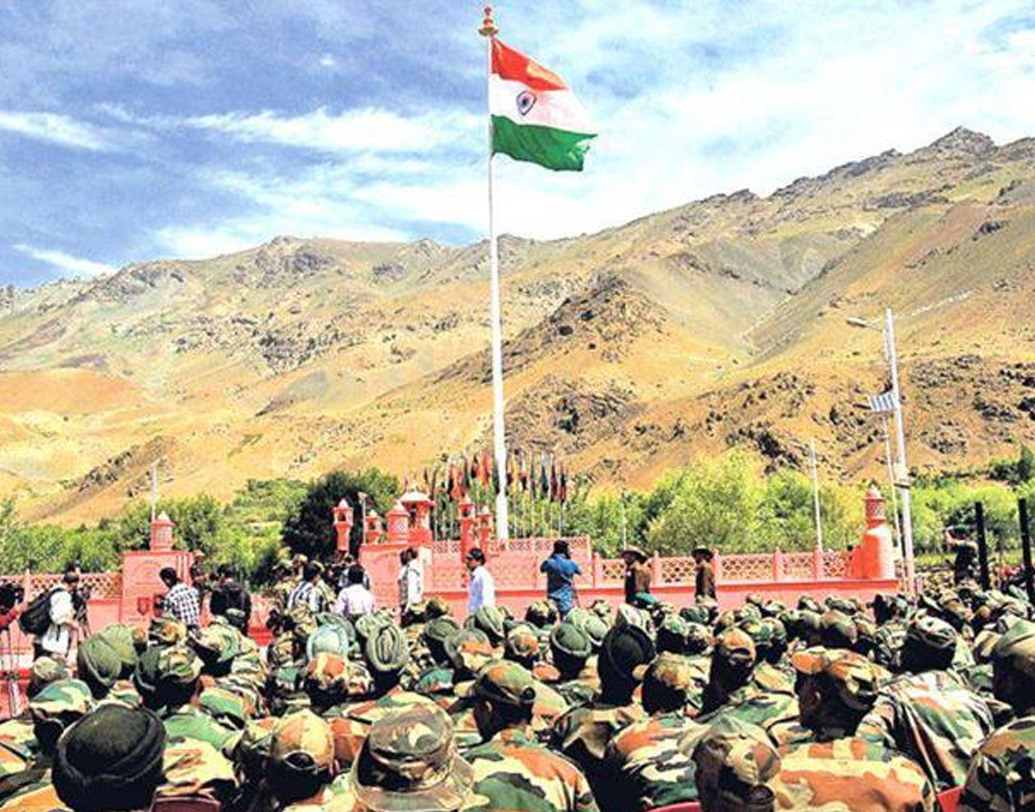 সর্বশক্তিমানের কাছে সতপালের একটাই প্রার্থনা, তাঁর সন্তানের ভবিষ্যৎ যেন তাঁর মতো না হয়। স্নাতকোত্তর ছেলে এখনও কর্মহীন। তাঁর কথা ভেবে উদ্বেগে আরও গভীর হয় কার্গিল যুদ্ধের সেনার কপালে ভাঁজ।