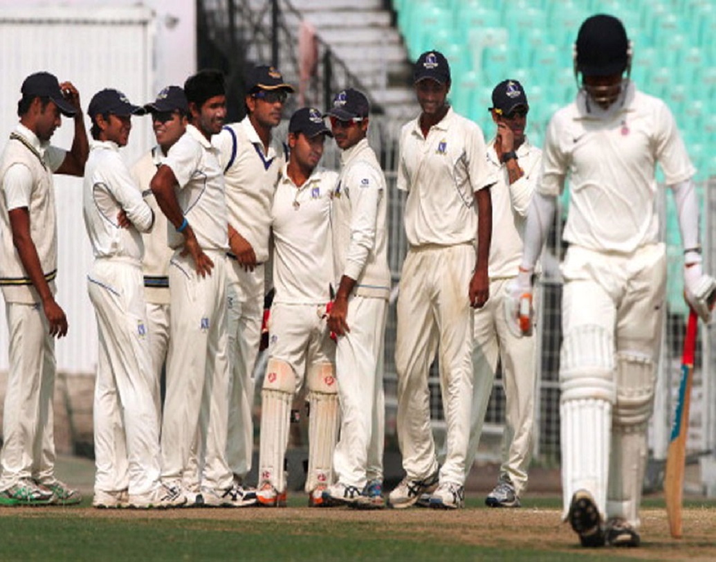 কর্নাটকের বিরুদ্ধে রঞ্জি ট্রফির কোয়ার্টার ফাইনাল ম্যাচ চলছিল উত্তরপ্রদেশের। এই ম্যাচে তিন জন শতরান করেন। একই ম্যাচে পাঁচ জন শূন্য রানে আউট হয়ে যান। প্রথম শ্রেণির ক্রিকেটে কোনও ম্যাচে তিনটে শতরান সত্ত্বেও সবথেকে কম রান মাত্র ৩৪৯ হয় এই ম্যাচে।