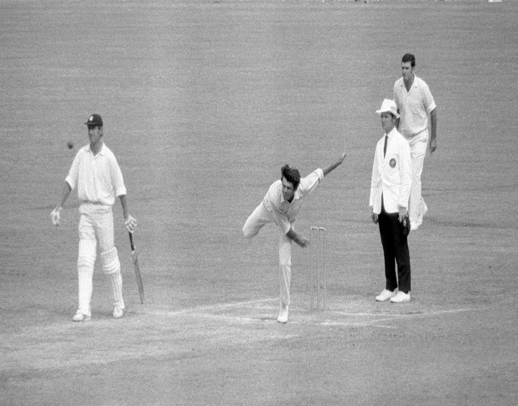 ১৯৫০-’৫১ সালে অ্যাশেজ সিরিজে অস্ট্রেলিয়ার মাত্র ৩২ রানে ৭ উইকেট পড়ে যায়। এরপর তাঁরা ইনিংস ডিক্লেয়ার ঘোষণা করে। ইংল্যান্ডের জেতার জন্য দরকার ছিল মাত্র ১৯৩ রান। গাব্বায় আবহাওয়া খারাপ থাকায় ব্যাটিং করা অসম্ভব হয়ে ওঠে এবং ইংল্যান্ড অলআউট হয়ে যায় ১২২ রানে।