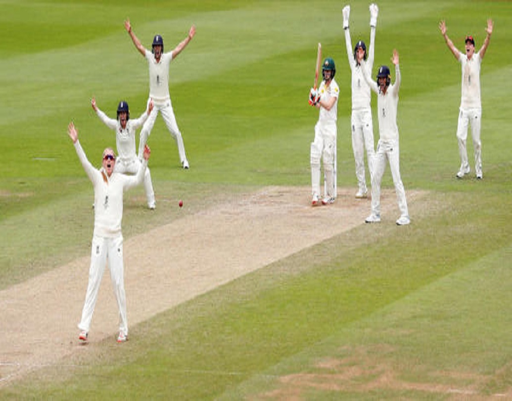 মহিলা বিশ্বকাপের যোগ্যতা নির্ণায়ক জন্য খেলা চলছিল বারমুডা এবং দক্ষিণ আফ্রিকার। মাত্র ১৩ রানে শেষ হয়ে যায় বারমুডার প্রথম ইনিংস। এর মধ্যে ১০ রান আবার অতিরিক্ত হিসেবে হয় ও তিন রান হয় সিঙ্গলস হিসেবে। এই তিন রান নেন তিন আলাদা খেলোয়াড়।