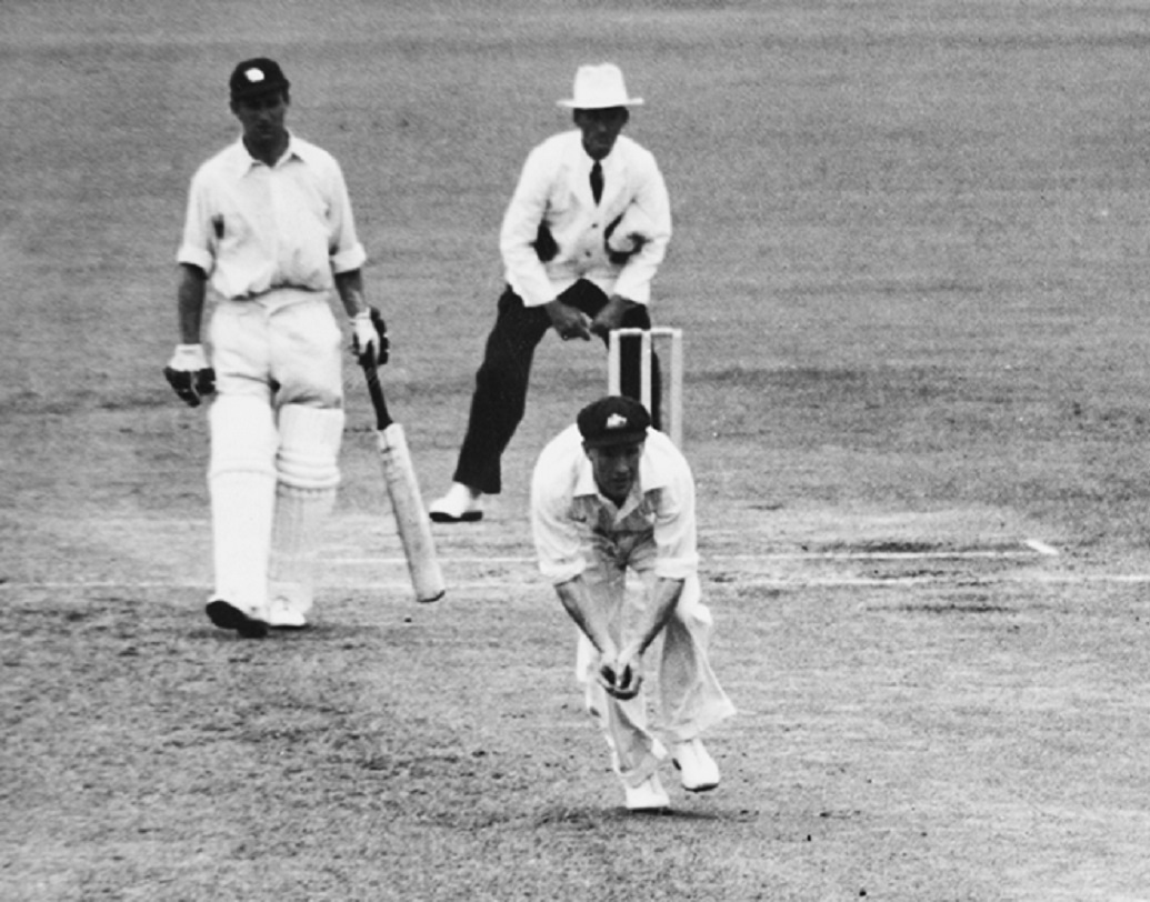 এজবাস্টনে ১৯২২ সালে ওয়ারউইকশায়ার বনাম হ্যাম্পশায়ার-এর ম্যাচে ওয়ারউইকশায়ার প্রথম ইনিংসে করে ২২৩ রান। হ্যাম্পশায়ার মাত্র ১৫ রানে অলআউট হয়ে যায়। এরপর দ্বিতীয় ইনিংসে হ্যাম্পশায়ার ৫২১ রান করে ওয়ারউইকশায়ার-এর সামনে ৩১৪ রানের লক্ষ্যমাত্রা রাখে। অর্ধেক রানে পৌঁছানোর আগেই গুটিয়ে যায় ওয়ারউইকশায়ার এর ইনিংস। এত কম রানে অলআউট হয়ে জেতার নজির আর নেই।