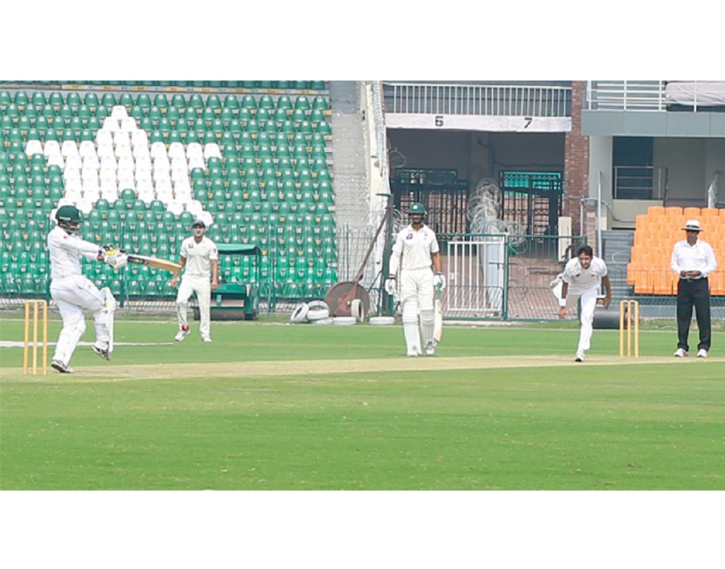 পাকিস্তান রেলওয়ে ও ডেরা ইসমাইল খান দলের মধ্যে ম্যাচে পাকিস্তান রেলওয়ে প্রথম ইনিংসে ৬ উইকেটে ৯১০ রান করেন। কিন্তু অভিষেক হওয়া দল ডেরা ইসমাইল খান দল দুই ইনিংস মিলিয়ে করে ৩২ ও ২৭ রান। পাকিস্তান রেলওয়ে ম্যাচটি জিতে যায় ইনিংস এবং ৮৫১ রানে। এত বিশাল ব্যবধানে জয়ের রেকর্ড আন্তর্জাতিক ক্রিকেটে আর নেই।