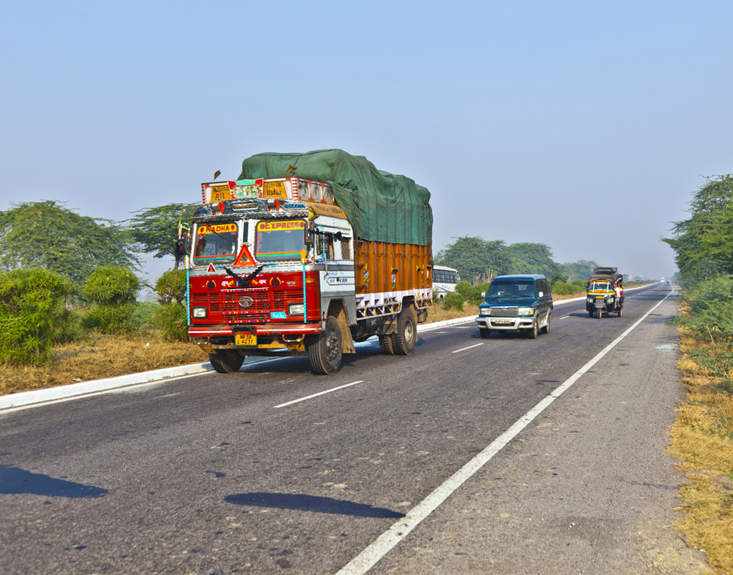 অতিরিক্ত মাল বহন (১৯৪) করলে আগে ২ হাজার টাকা ও প্রতি টনে ১০০০ টাকা দিতে হত। এখন ২০ হাজার টাকা ও টন প্রতি ২ হাজার টাকা দিতে হবে। অতিরিক্ত যাত্রী বহনের (১৯৪এ) ধারাও যোগ হয়েছে। অতিরিক্ত যাত্রীপিছু ১০০০ টাকা জরিমানা দিতে হবে এ বার থেকে।