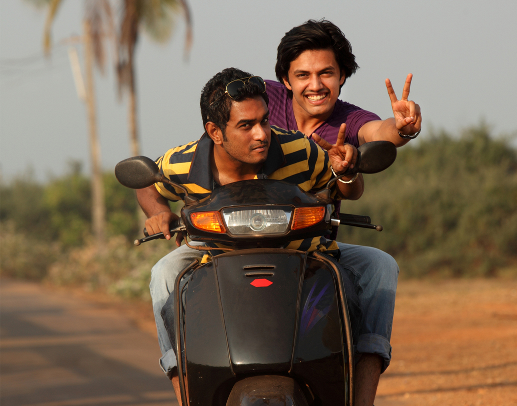 নাবালকের দ্বারা অপরাধ (১৯৯), নতুন এই ধারায় অভিভাবক/গাড়ির মালিককে অপরাধী ধরা হবে। তাঁর ২৫ হাজার টাকা জরিমানা ও ৩ মাসের জেল। নাবালকের জেজে অ্যাক্টের অধিনে বিচার ও গাড়ির রেজিস্ট্রেশন বাতিল হবে। (ছবি : শাটার স্টক)