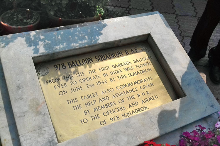 স্মারক: গার্ডেনরিচে রয়েছে এ দেশের প্রথম ব্যারাজ বেলুনের স্মৃতিফলক। নিজস্ব চিত্র