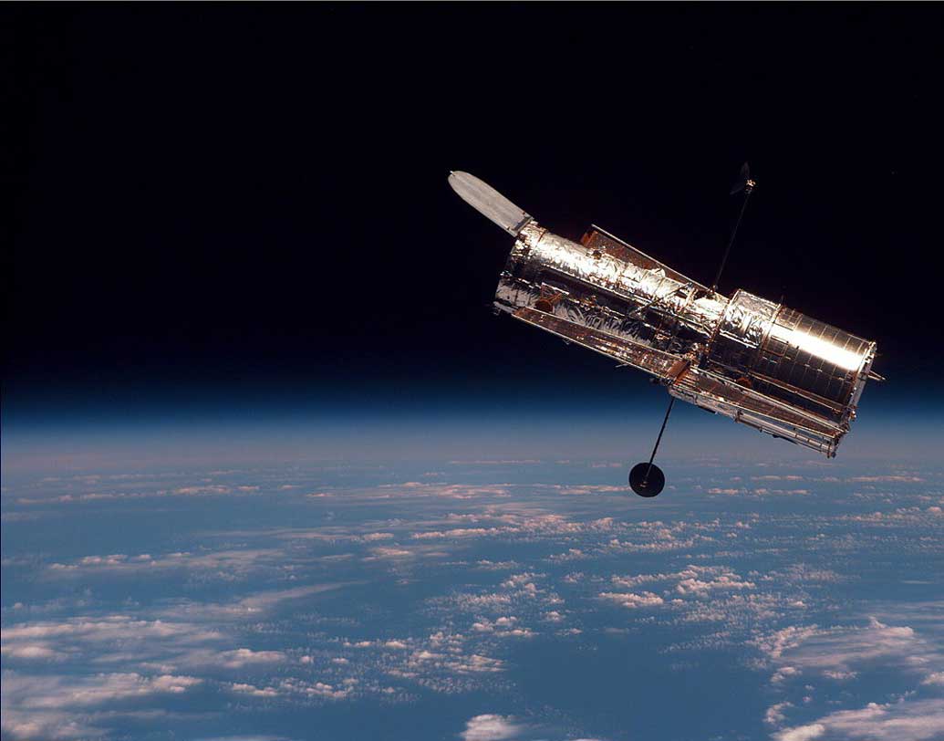 ১৯৫৭ সাল। পৃথিবীর প্রথম কৃত্রিম উপগ্রহ ‘স্পুটনিক-১’-এর সাফল্যের পরে নতুন নেশা পেয়ে বসল তৎকালীন সোভিয়েত নেতা নিকিতা ক্রুশ্চেভ-কে। মহাকাশে সোভিয়েত আধিপত্য কায়েম করতে এ বার পাঠাতে হবে জীবন্ত প্রাণী। লক্ষ্য স্থির করল সোভিয়েত রাশিয়া।