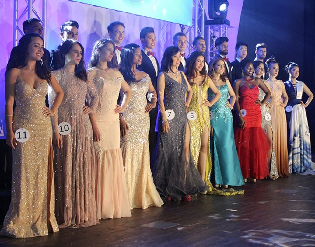 আন্তর্জাতিক স্তরে এই প্রতিযোগিতা শুরু হয় ২০০১ সালে। প্রতিযোগিতার আয়োজক ‘মিস অ্যান্ড মিস্টার ডেফ ওয়ার্ল্ড’। এটি একটি অলাভজনক সংস্থা। শুরুর বছরে প্রতিযোগিতাটি হয়েছিল স্পেনের ম্যালোরকাতে। সে দিন জয়ীর মুকুট পরিয়ে দেওয়া হয়েছিল ইউক্রেনের ভিক্টোরিয়া প্রাইটাইচেঙ্কো।