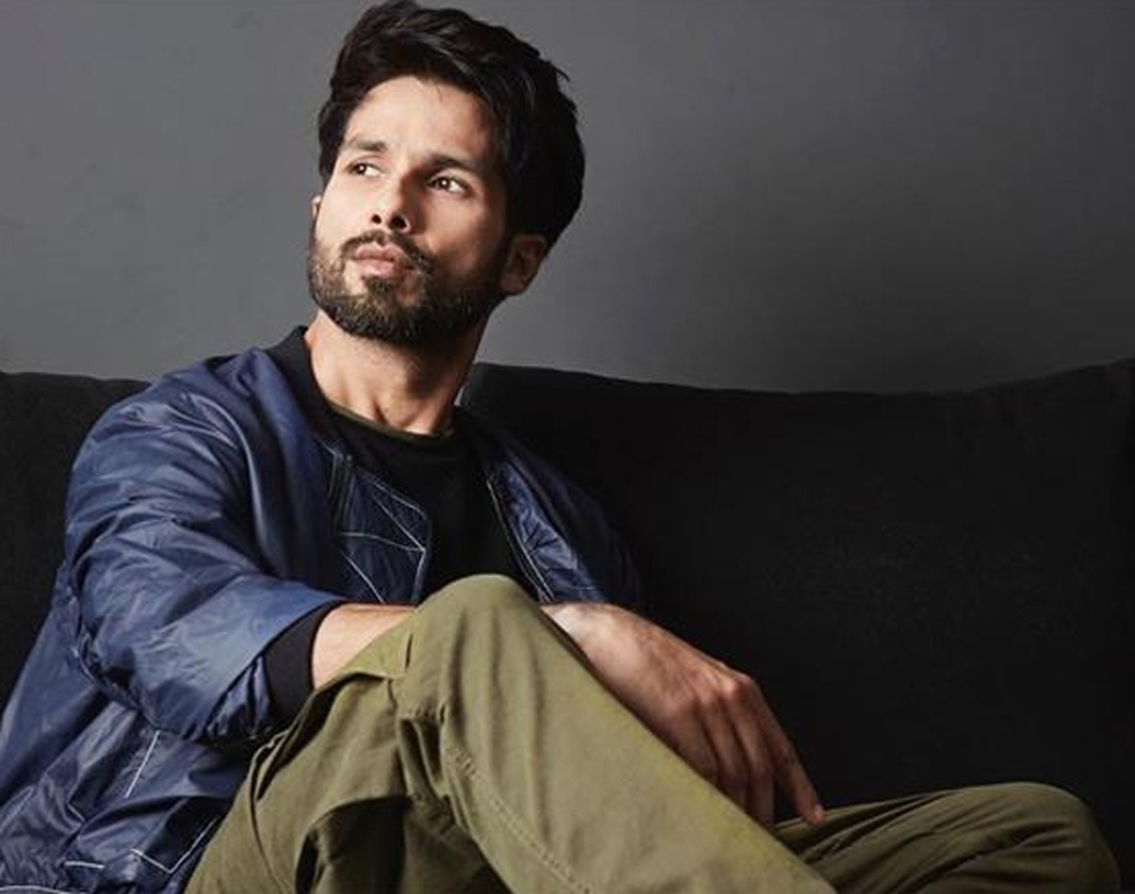 প্রিয়ঙ্কা চোপড়ার পর যে বলিউড সেলেব ইনস্টাগ্রাম থেকে সবচেয়ে বেশি আয় করেন তিনি বলেন শাহিদ কপূর। সম্প্রতি তাঁর ফিল্ম ‘কবীর’ মুক্তি পেয়েছে। বক্স অফিসে ভাল চলেছে ছবিটি। ইনস্টাগ্রামে প্রতি পোস্ট করে তিনি ১০ থেকে ১২ লক্ষ টাকা আয় করেন।