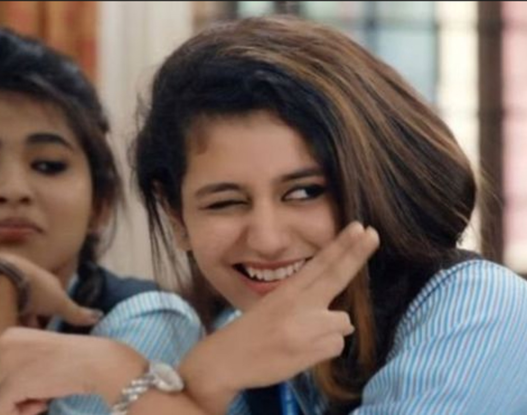 হঠাৎ করেই যেন সেলিব্রিটি হয়ে উঠেছিলেন দক্ষিণী এই স্টার, প্রিয়া প্রকাশ বারিয়ার। তাঁর চোখের একটি ইশারা মুহূর্তে ভাইরাল হয়ে যেত সোশ্যাল মিডিয়ায়। শহিদ কপূরের পর তিনিই ভারতীয়দের মধ্যে তৃতীয় ইনস্টাগ্রাম ধনী সেলিব্রিটি। একটি ছবি পোস্ট করে প্রিয়া আয় করেন ৮ লক্ষ টাকা।