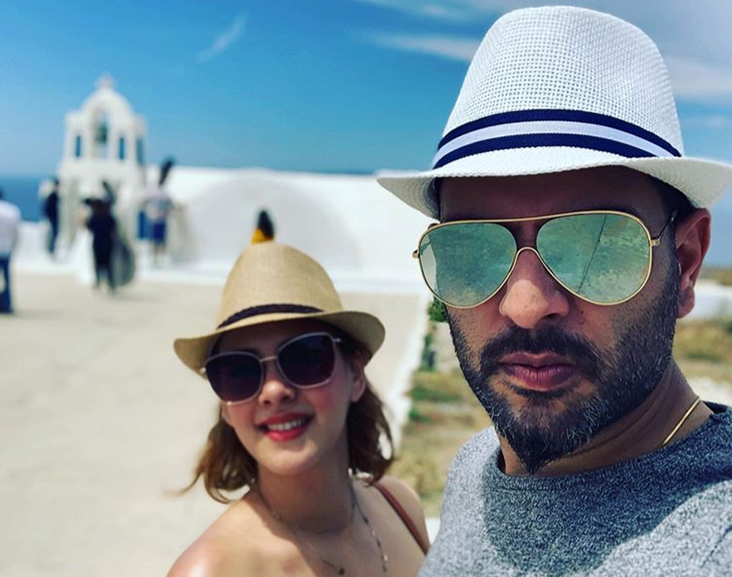 ক্রিকেটারদের মধ্যে বিরাট কোহালির পর রয়েছেন যুবরাজ সিংহ। বিরাট কোহালির থেকে তাঁর ইনস্টা-আয়ের পার্থক্য অনেকটা হলেও, বিরাটের পর ভারতীয় ক্রিকেটারদের মধ্যে যুবরাজই রয়েছেন, যিনি ইনস্টাগ্রামে পোস্ট করে ভাল আয় করেন। প্রতি পোস্টে তাঁর আয় ১ থেকে ৫ লক্ষ।