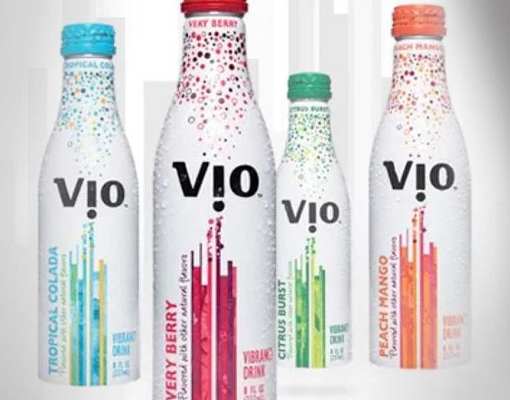 কোকাকোলা কোম্পানি ঠান্ডা পানীয়ের জন্যই বাজারে পরিচিত। তবে নিজেদের ব্যবসা সম্প্রসারণের জন্য ২০০৯-এ ‘ভিও’ নামে পরিচিত ‘কার্বনেটেড ফ্লেভারড মিল্ক’ আনে তারা। ঠান্ডা পানীয়তে মেশানো দ্রবীভূত কার্বন ডাইঅক্সাইডের সঙ্গে পাস্তুরাইজড দুধের মিশ্রণে তৈরি হত এই পানীয়। বিভিন্ন কৃত্রিম স্বাদও মেশানো হত এই অদ্ভুত পানীয়ে।