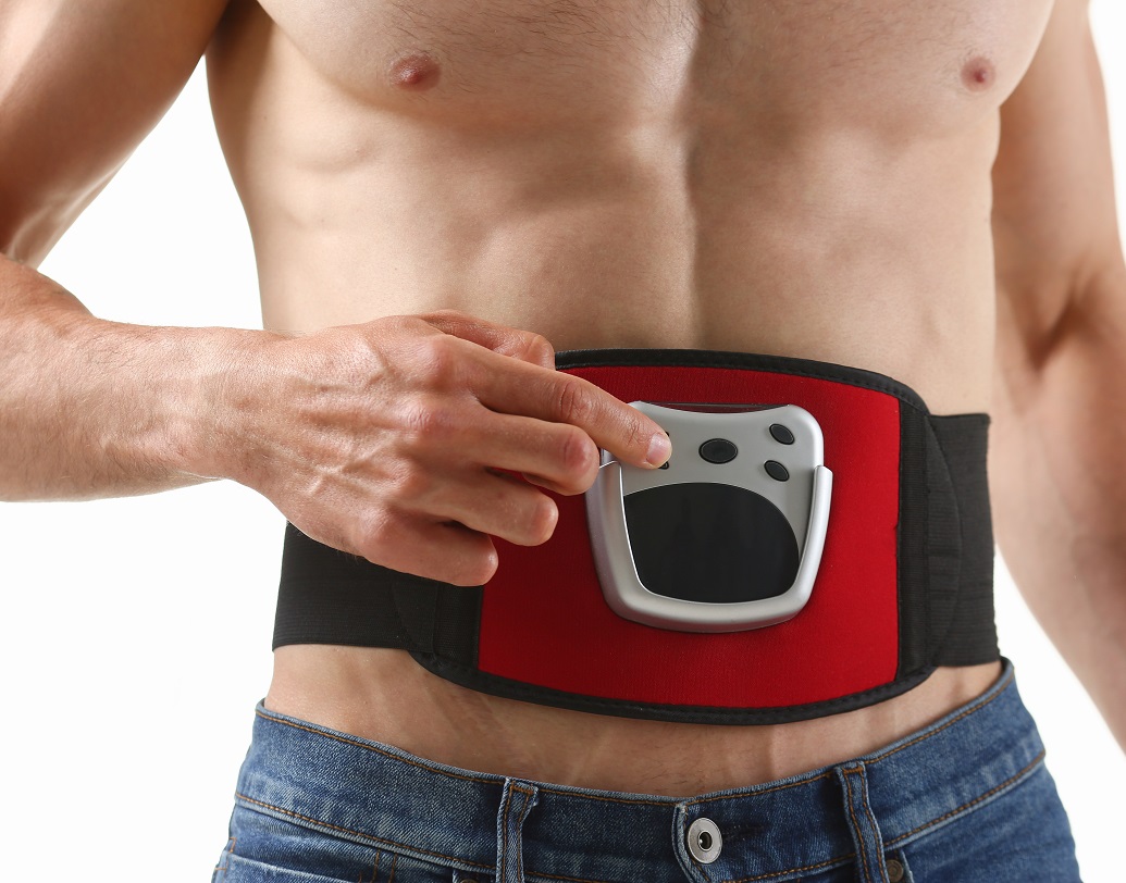 রোগা হওয়ার শখ অথচ জিমে যেতে চান না? বাড়িতেও যোগব্যায়ামে অনীহা? এই ধরনের লোকজনের কথা ভেবেই বাজারে আসে ‘ভাইব্রেটিং অ্যাব বেল্ট’। এই বেল্টের কম্পনে শরীরের অতিরিক্ত মেদ ঝরে যাবে, এই দাবিই করা হয়েছিল। কিন্তু বিজ্ঞাপনে এ কথা চেপে যাওয়া হয় যে শরীরে মৃদু কারেন্ট শক দিয়ে চর্বি গলানো হত, যা হৃদপিণ্ডের জন্য অত্যন্ত ক্ষতিকর।