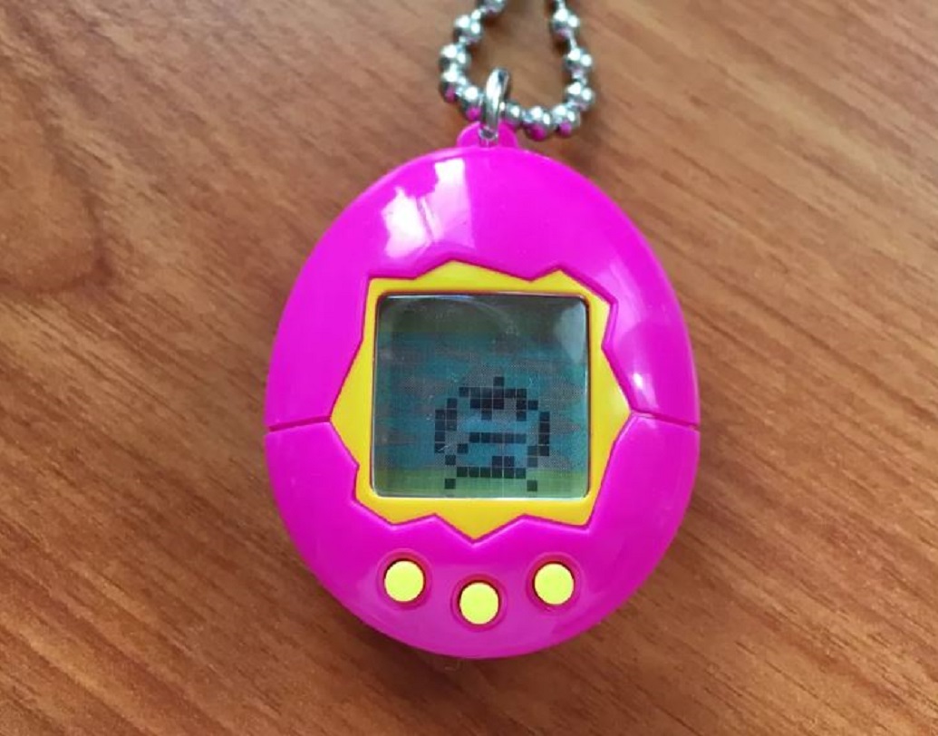 অনেক বাচ্চাই বাড়িতে পোষ্য রাখার বায়না করে, কিন্তু নারাজ বাবা-মা! শিশুদের ইচ্ছাপূরণ করতে তৈরি হয়েছিল ‘তামাগচি’। ডিম্বাকার এই যন্ত্রকে পোষ্যের মতোই খেয়াল রাখতে হত, এ-বি-সি বাটনের দ্বারা স্নান, খাওয়া এবং ঘুম পাড়ানোর দায়িত্ব পালন করতে হত বাচ্চাদের। সময়মতো খেতে না দিলে প্রাণও চলে যেত তামাগচির। এমন খেলনা কে কিনতে চাইবে তার সন্তানের জন্য!