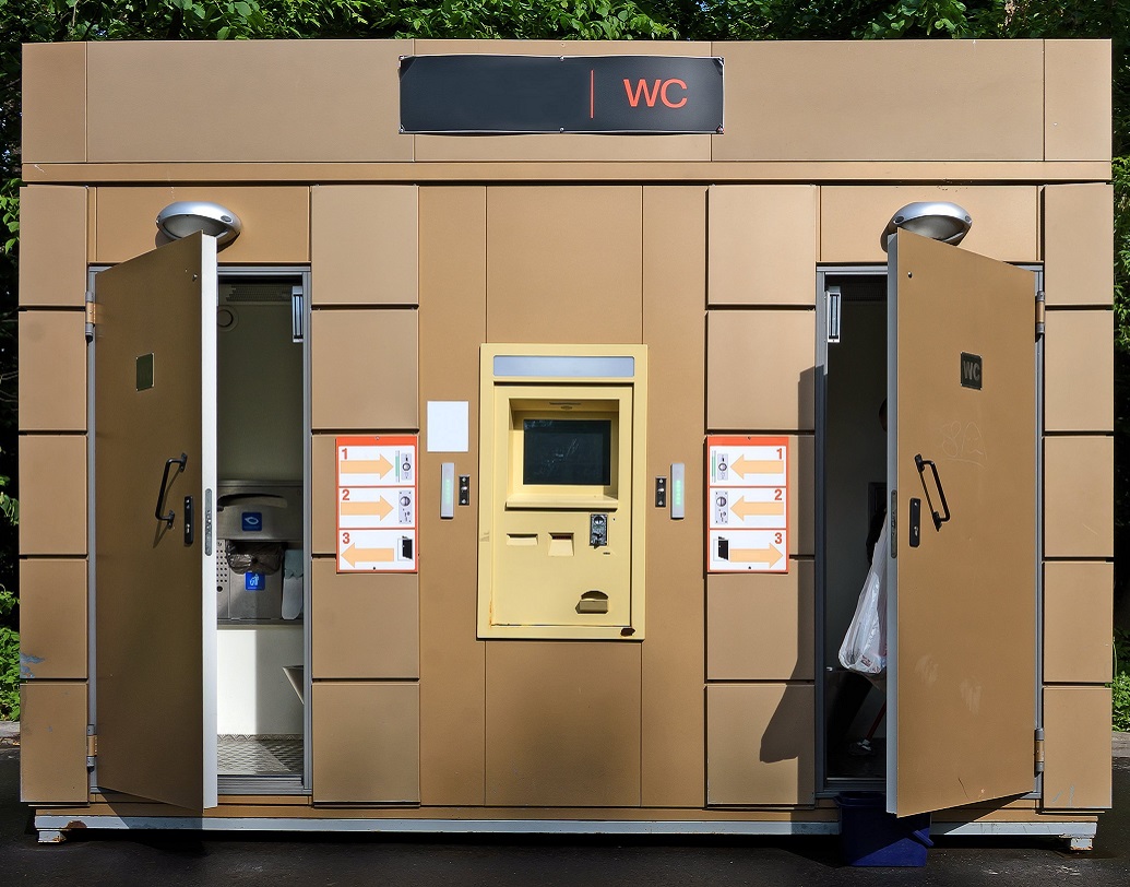 সত্তরের দশকে আমেরিকার ‘পে-টয়লেট’ অনেকটা বর্তমান ‘পে অ্যান্ড ইউজ’ টয়লেটের মতোই, তবে এই শৌচাগার ব্যবহার করতে হত ঘড়ির সময় মেপে। ২৫ সেন্টে ১৫ মিনিটের জন্য ব্যবহার করা যেত, কিন্তু এক মিনিট বেশি সময় লাগলেই খুলে যাবে দরজা! আপনার গোপনীয়তা আর রক্ষা হবে না। রাস্তার উপর তৈরি এই শৌচাগার বসানোর কয়েক দিনের মধ্যেই ব্যবহারকারীদের অভিযোগে তা বন্ধ করে দিতে হয়।