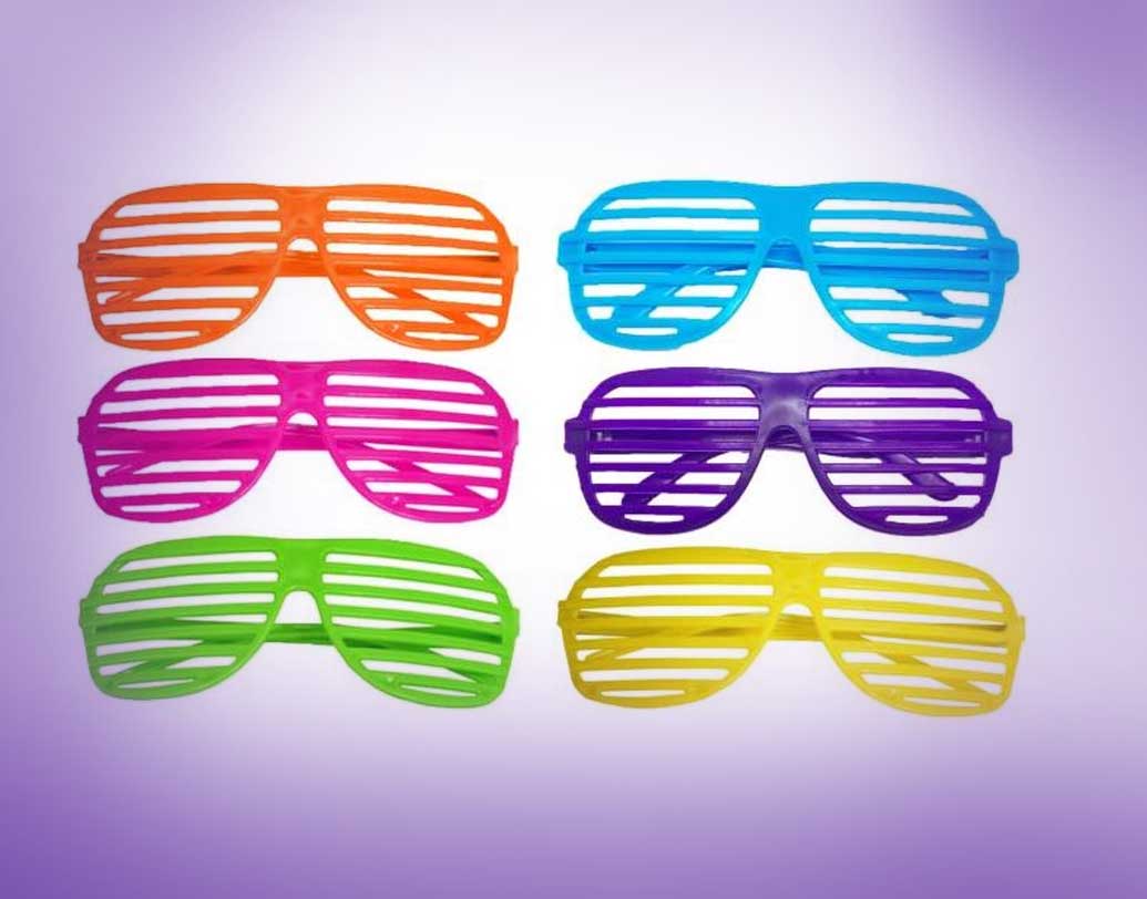 জানলার খড়খড়ি নিশ্চয়ই সবাই দেখেছেন, কিন্তু খড়খড়ির মতো দেখতে সানগ্লাস কি কখনও ব্যবহার করেছেন? গায়ক কানিয়ে ওয়েস্ট আশির দশকের এই সানগ্লাসের ট্রেন্ডকে আবারও ফিরিয়ে আনেন ২০০৭ সালে, তাঁর ‘স্ট্রংগার’ গানের ভিডিওর মাধ্যমে। এখনও বিভিন্ন পার্টিতে এই অপ্রয়োজনীয় সানগ্লাসের ব্যবহার দেখা যায়।