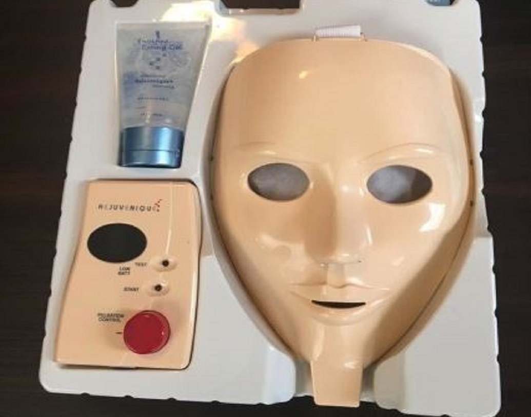 ত্বককে ভাল রাখতে অনেকেই বিভিন্ন ফেসিয়াল মাস্কের ব্যবহার করেন। ‘চারকোল’ থেকে শুরু করে ‘ভিটামিন সি’ মাস্ক রয়েছে ত্বকের খেয়াল রাখার জন্য। তবে কখনও ইলেকট্রিক মাস্কের কথা শুনেছেন? সিরিয়াল কিলারের মুখোশের মতো দেখতে এই মাস্কের উপযোগিতা না থাকলেও চামড়া পুড়ে যাওয়ার অভিযোগ ছিল অনেক। ১৯৯৯ সালেই বাজারে আসে এই মাস্ক এবং কয়েক মাসের মধ্যেই বিদায় নেয়।