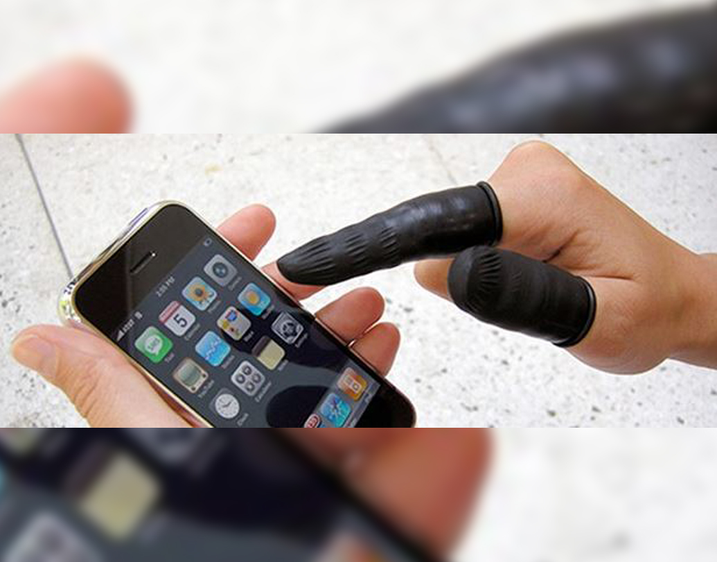 ফোনের স্ক্রিনে আঙুলের ছাপ অনেকের কাছে বিরক্তকর। সেইসব ব্যবহারকারীদের জন্য ল্যাটেক্সের আঙুলের গ্লাভস বিক্রি শুরু হয়। কেবলমাত্র আইফোন ব্যবহারকারীদের জন্য বিভিন্ন রঙে পাওয়া যেত এই গ্লাভস, তবে আঙুলের মাপ কী ভাবে নেওয়া সম্ভব? আঠালো এই আঙুলের গ্লাভসও বেশি দিন চলেনি তাই।