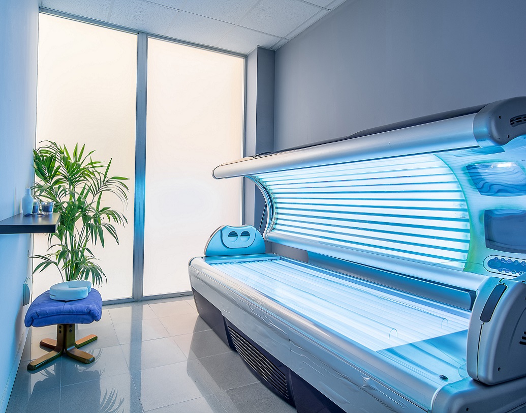 বিদেশিরা অনেকেই নিজেদের সাদা চামড়ায় বিরক্ত, তাঁদের চাই রোদে পোড়া ‘ট্যানড বডি’। সত্তরের দশকে এই ট্যান হওয়ার কৃত্রিম পদ্ধতি আবিষ্কার হয়, যা ট্যানিং বেড নামে পরিচিত। ২০১০ সালের এক গবেষণায় প্রথম জানা যায়, এই ট্যানিং বেড থেকে নির্গত ক্ষতিকর ইউভি রশ্মি ত্বকের ক্যানসারের প্রধান কারণ।