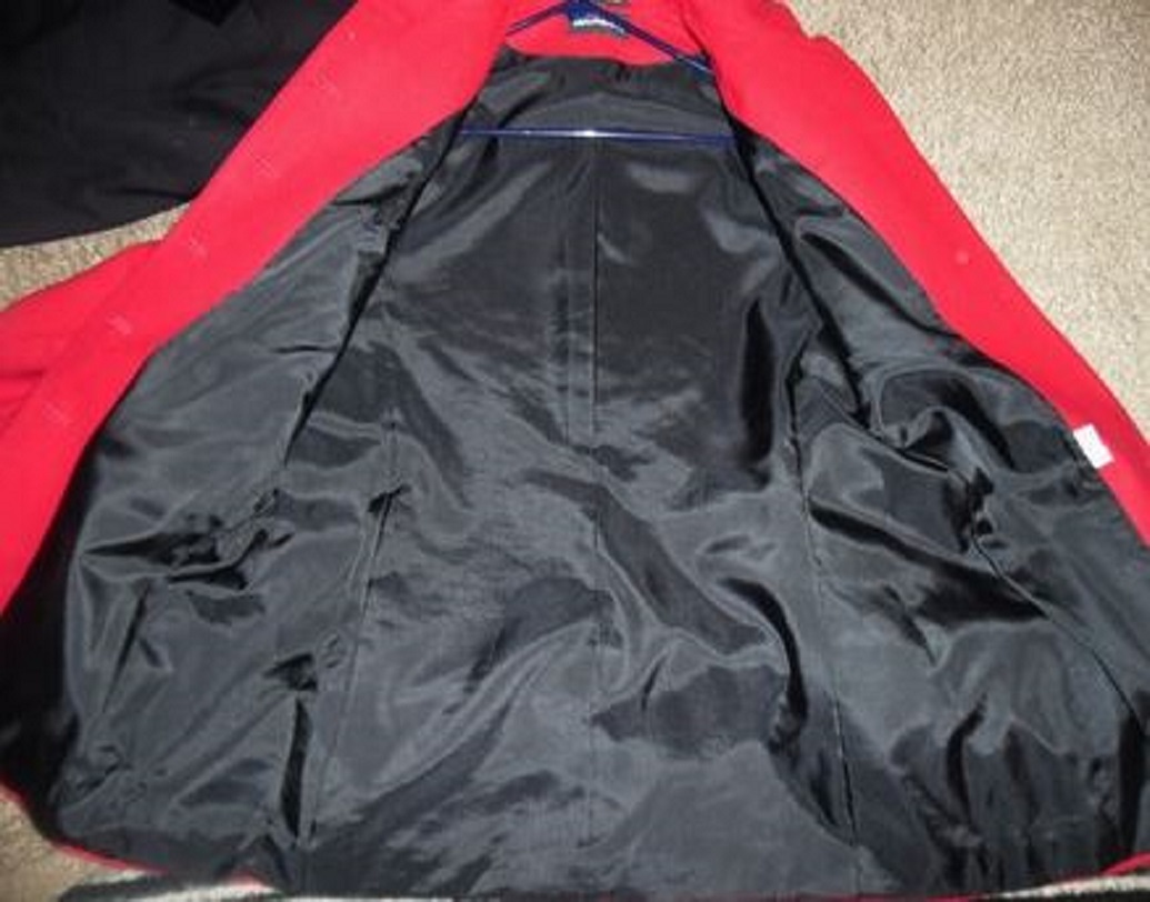 প্যারাস্যুটের ব্যবহার বাড়াতে ১৯১২ সালে এক জার্মান আবিষ্কারক নিজে তৈরি করেন এক জ্যাকেট, যা প্যারাস্যুটের কাজও করবে। জ্যাকেটের আনুষ্ঠানিক মুক্তির দিন তিনি জ্যাকেটটি পড়ে আইফেল টাওয়ার থেকে ঝাঁপ দেন কার্যকারিতা দেখানোর জন্য, তবে জ্যাকেটটি কাজ না করায় তাঁর মৃত্যু ঘটে।