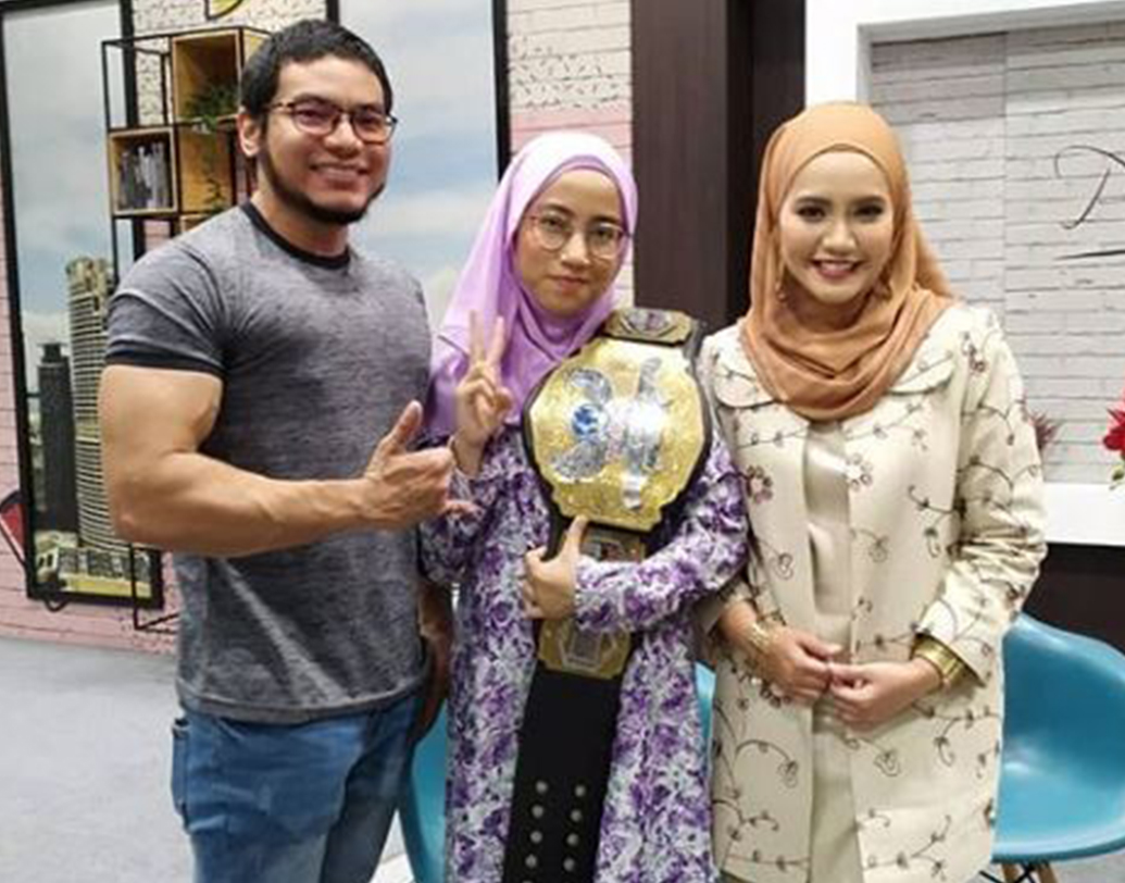 শুধু কি তাই! চলতি বছরের জুলাইয়ের ৬ তারিখে অনুষ্ঠিত ‘মালয়েশিয়া প্রো রেসলিং’ প্রতিযোগিতায় তিনিই প্রথম মহিলা ‘রেসেলকন চ্যাম্পিয়ন’।