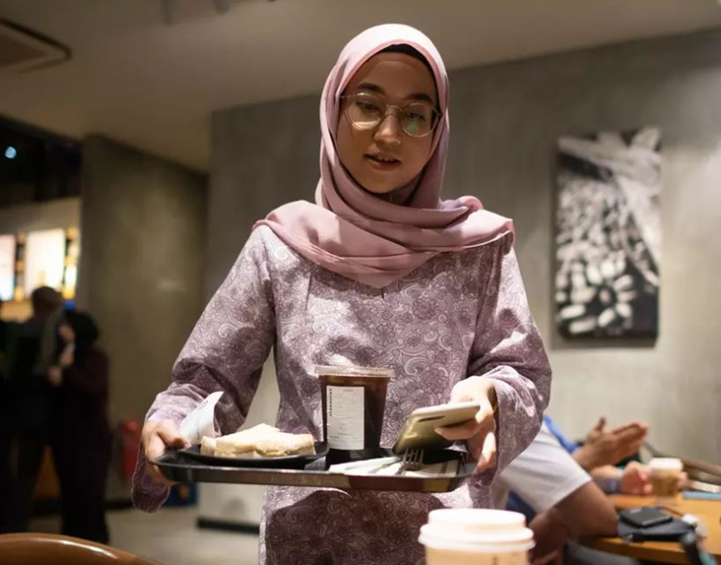 মালয়েশিয়ার এক মুসলমান পরিবারে জন্ম হয় ডায়ানার।