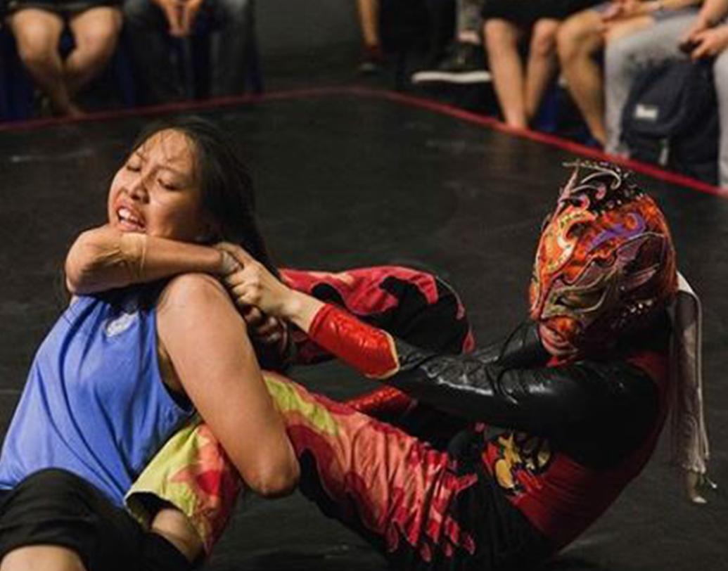 কেরিয়ারের প্রথম দিকে মুখে ‘মাস্ক’ বা মুখোশ পরে ‘রেসলিং ম্যাট’ এ ঢুকতেন তিনি।