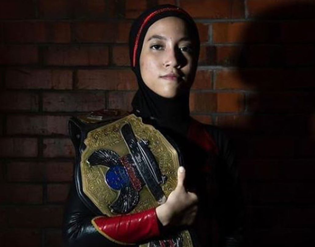 শত সমালোচনা সত্ত্বেও হার মানেননি বিশ্বের প্রথম হিজাবি কুস্তিগীর। কারণ তিনি যে প্রকৃত অর্থেই ‘ফিনিক্স’। আগুনে পুড়ে গেলেও ছাই থেকে উঠে এসে নতুন ভাবে বাঁচতে শেখানোই যে তাঁর কাজ।