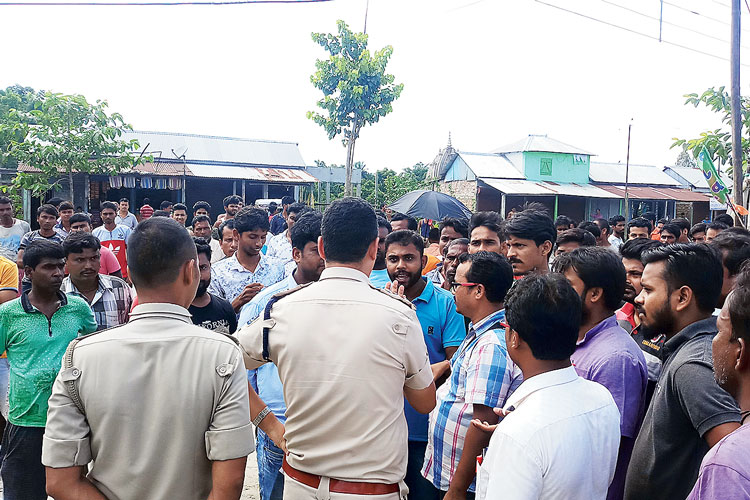 পুলিশকে ঘিরে বিক্ষোভ বিজেপির। নিজস্ব চিত্র