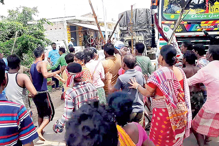 গণরোষ: রাস্তায় বিক্ষোভ গ্রামবাসীদের। শনিবার পাড়ুইয়ে। নিজস্ব চিত্র