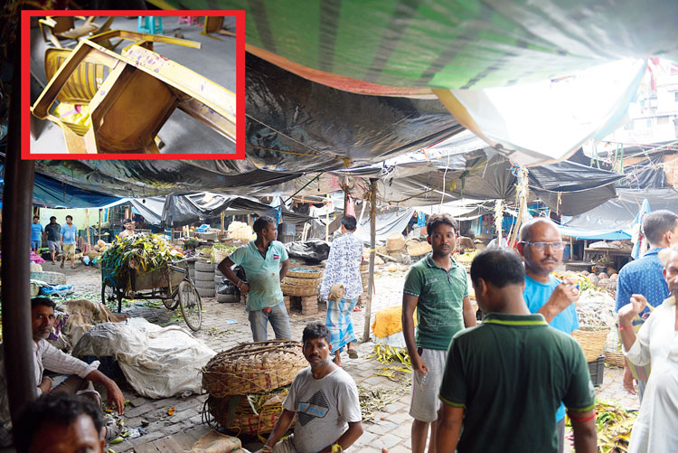 গোলমাল: জোড়াবাগানের নতুনবাজার থেকে ব্যবসায়ীদের তুলে দেওয়ার জন্য চেষ্টা করা হয় বলে অভিযোগ। (ইনসেটে) চেয়ারে লেগে রক্ত। শনিবার। ছবি: সুমন বল্লভ